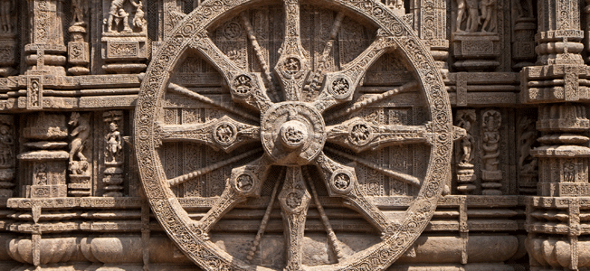 Escultura de uma roda de carruagem