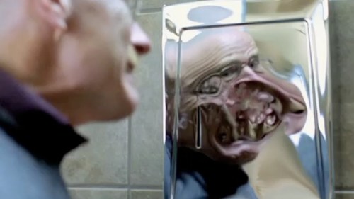 Breaking Bad, cena de Walter White confrontando seu reflexo deformado.