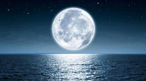 A Lua sobre o mar.