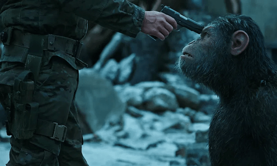 César sob a mira de uma pistola.